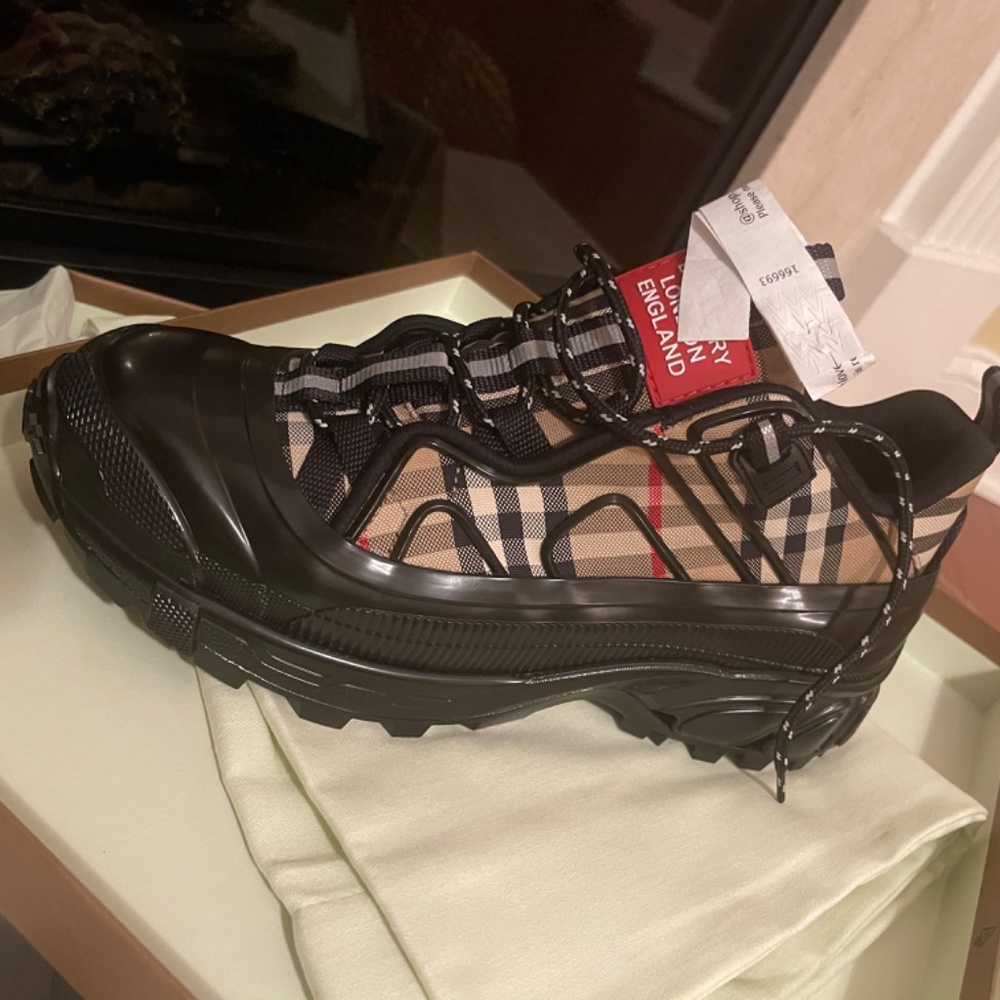 Men’s Burberry sneakers - Picture 5 of 11